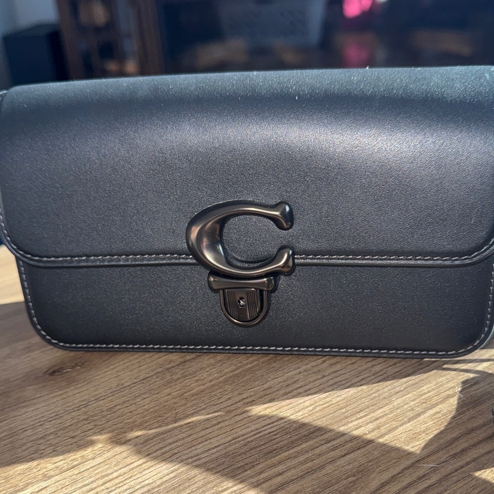 Authentic Coach Black leather shoulder bag BNWT suede interior with key to lock. - Picture 4 of 16